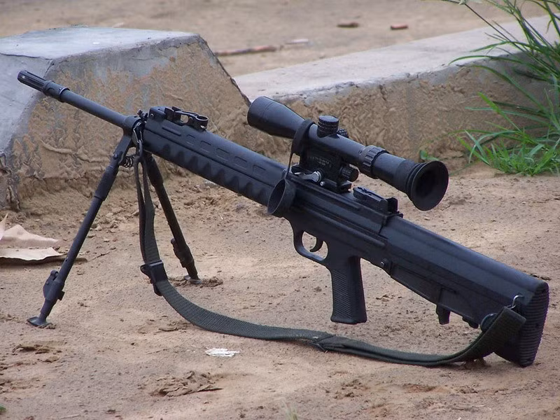 Mẫu QBU-88 (còn gọi Type 88) sử dụng mẫu thiết kế tương đối hiện đại, súng sử dụng bố cục hình cái tẩu (bullpup) để giảm chiều dài tổng thể của súng, nhưng vẫn giữ được độ dài nòng súng cần thiết. Ảnh: Súng bắn tỉa QBU-88 - Nguồn: Design.