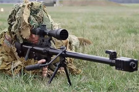 Súng trường bắn tỉa QBU-10 và AMR-2 là 2 loại súng mới, đều sử dụng cỡ đạn 12,7 mm, cho tầm bắn tối đa đến 2km, tầm bắn hiệu quả 1,5km; có thể tiêu diệt các mục tiêu là máy bay lên thẳng, xe cơ giới bọc giáp nhẹ (mẫu QBU-10 có thể xuyên 5cm thép ở khoảng cách 1.500m hay 10cm ở khoảng cách 200m). Ảnh: Súng bắn tỉa cỡ nòng lớn AMR-2 - Nguồn: Chinadefence.