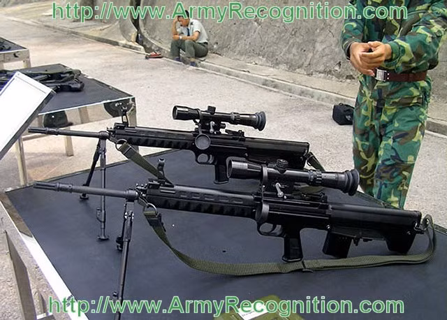 Kính ngắm của QBU-88 được nâng cấp từ kính ngắm của SVD, có độ phóng đại từ 3x đến 9x; kính có khắc vạch tính lượng sửa gió và thang đo cự ly, giúp xạ thủ đơn giản trong xác định phần tử bắn. Ảnh: Súng bắn tỉa QBU-88 - Nguồn: Chinadefence.