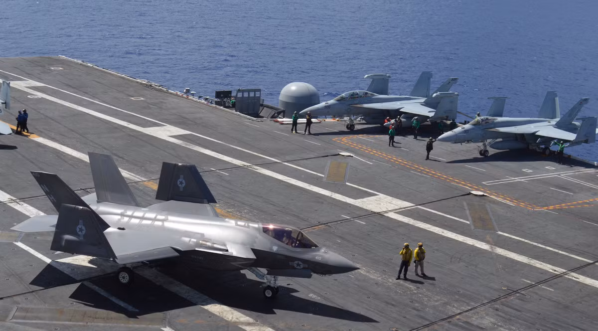 Thứ năm, F-35C là phiên bản có sải cánh lớn nhất và bộ càng hạ cánh chắc chắn nhất trong gia đình F-35. Thiết kế cánh, càng bánh đáp của F-35C khiến nó phù hợp với tất cả các hệ thống phòng thủy lực, điện từ và hệ thống hãm đà trên tàu sân bay. Cánh của F-35C có thể gập lại để tiết kiệm diện tích. Ảnh: Wikipedia