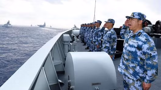 NDAA được Quốc hội Mỹ thông qua vào ngày 1/8/2019 và được Tổng thống Trump ký ngày 13/8/2019. Cho đến trước khi NDAA được thông qua, sự thiếu quyết đoán của Mỹ đã tạo điều kiện cho Trung Quốc có những hành động ngang ngược; đặc biệt là việc thiếu thông tin về những hành động của Trung Quốc trên Biển Đông. Ảnh: Biên đội tàu sân bay Liêu Ninh tham gia vào một cuộc tổng duyệt tại Biển Đông vào ngày 12/4/2018.