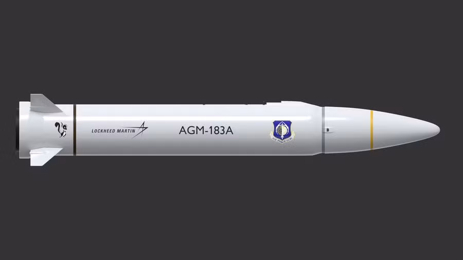 Tuy nhiên F-15E cũng không hề kém cạnh, mặc dù chỉ có các mấu treo vũ khí dưới cánh và bụng máy bay, nhưng F-15E có thể mang những loại vũ khí lớn như tên lửa hành trình AGM-183 hoặc bom hạt nhân B-61. Ảnh: Đồ họa tên lửa hành trình AGM-183 - Nguồn: Lockheed Martin
