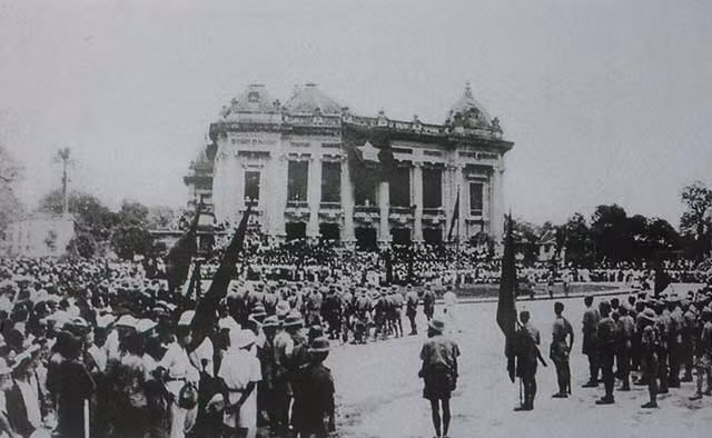 Có thể nói rằng, dù cho điều kiện vào những năm đầu mới thành lập lực lượng là vô cùng khó khăn, trở ngại nặng nề, nhưng cùng với đó, người cán bộ chiến sĩ của Việt Nam Giải phóng quân, mà sau này là Quân đội Nhân dân Việt Nam đã không quản ngại gian khổ, thà hi sinh chứ quyết không chịu làm nô lệ, mang trong mình một tinh thần yêu nước cao cả, đáng ngưỡng mộ của người chiến sĩ Cách mạng Việt Nam. Ảnh: Cuộc mít tinh biểu dương lực lượng tại Nhà hát lớn Hà Nội, Mùa thu năm 1945. Có thể thấy người chiến sĩ Giải phóng với những khẩu súng trường sau lưng - Tư liệu.