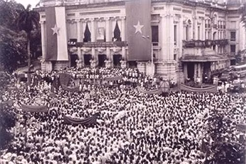 Ngày 19/8/1945 đã đi vào lịch sử vẻ vang của dân tộc Việt Nam, là một mốc son chói lọi hay còn được biết đến với tên gọi là cuộc Cách mạng Tháng Tám vĩ đại với thành công vẻ vang, đánh đổ chính quyền đế quốc - thực dân, khai sinh ra nước Việt Nam Dân chủ Cộng hòa. Bộ đội ta với nòng cốt lực lượng tham gia là Việt Nam Giải phóng quân cùng quần chúng nhân dân hưởng ứng đông đảo đã làm nên chiến thắng vĩ đại. Ít ai biết rằng, tại thời điểm đó, bộ đội ta chỉ có trong tay những vũ khí vô cùng thô sơ. Ảnh: Cuộc mít tinh phát động khởi nghĩa giành chính quyền do Việt Minh tổ chức ngày 19/8/1945 tại Nhà hát lớn Hà Nội - Tư liệu.