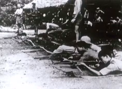 Phải nói rằng, những vũ khí mới này là vô cùng cần kíp, quý giá và hiện đại bậc nhất của bộ đội ta thời điểm bấy giờ. Sĩ quan Mỹ từng kể rằng: “Người Việt rất háo hức và học được cách tháo lắp súng trường M1 chỉ sau ít giờ đồng hồ”. Ảnh: Bộ đội Việt Nam huấn luyện với súng trường M1 của Mỹ cung cấp tại Tân Trào - Tư liệu.