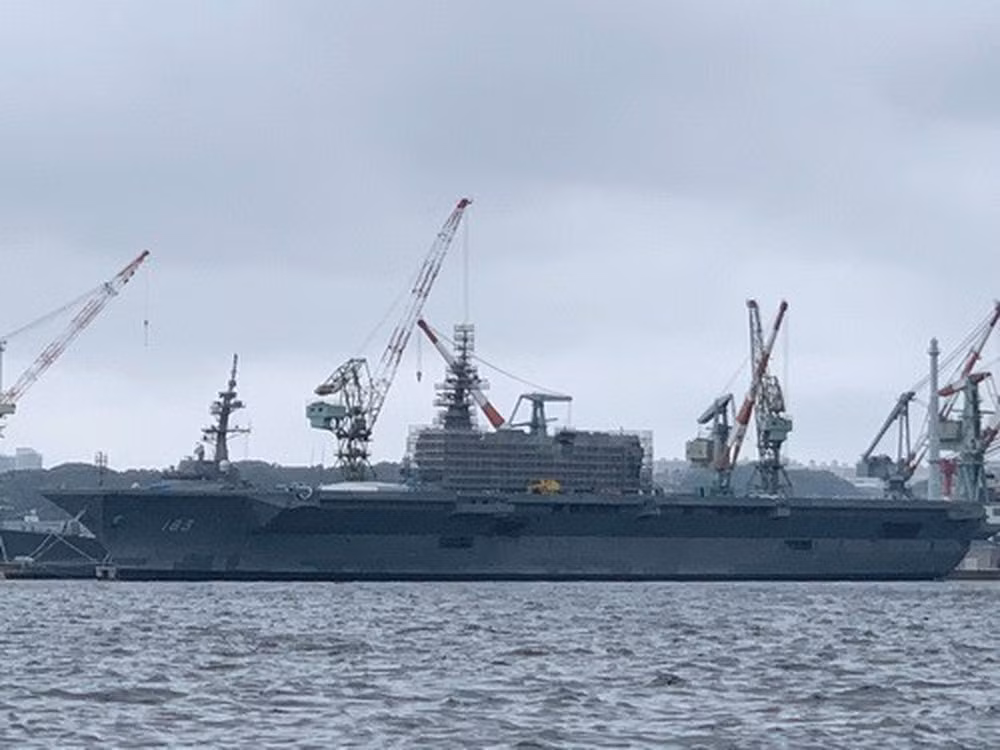 Nhật Bản đã có kế hoạch triển khai máy bay F-35B dọc bờ biển tiếp giáp Biển Đông và Biển Hoa Đông gần với Trung Quốc, với bằng chứng là Lực lượng phòng vệ nước này đã cải tạo các tàu đổ bộ lớp Izumo, thành các tàu sân bay để máy bay F-35 có thể cất, hạ cánh. Ảnh: Tàu đổ bộ Izumo (DDH-183) đang được nâng cấp để mang theo máy bay F-35B - Nguồn: Wikipedia