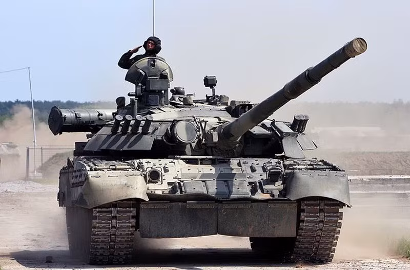 T-80 được nhiều chuyên gia quân sự đánh giá là loại xe tăng có tính năng tốt nhất trong thời kỳ Chiến tranh Lạnh; đây là loại xe tăng kế thừa trực tiếp các tính năng xe tăng T-64 và IS-3 và không bao giờ được phép xuất khẩu, do tính nhạy cảm của công nghệ. Ảnh: Xe tăng T-80 của Liên Xô - Nguồn: Wikipedia.