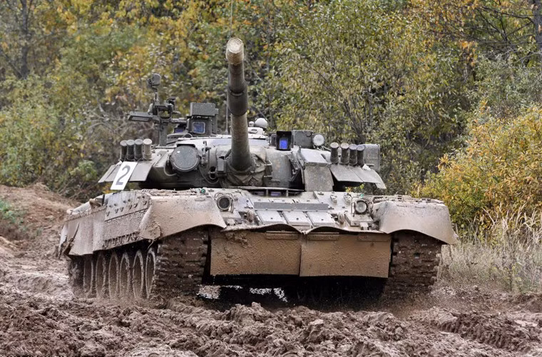 Tổng cộng Ukraine đã bán cho Quân đội Pakistan 320 chiếc T-80, nhưng với sửa đổi phần động cơ sang dùng động cơ diesel, thay vì dùng động cơ tuabin khí như nguyên bản. Ảnh: Xe tăng T-80 của Liên Xô - Nguồn: Wikipedia.
