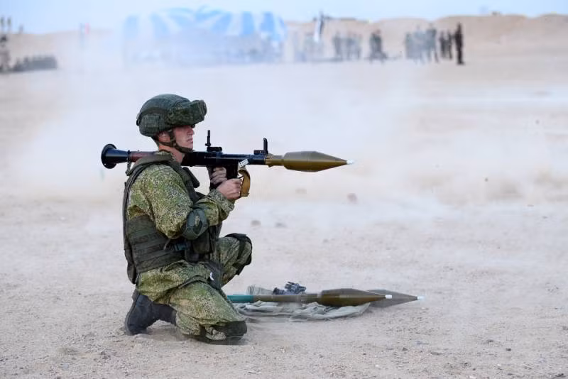  Súng chống tăng RPG-7 được cấu tạo theo nguyên lý phản lực, sử dụng đạn lớn hơn cỡ nòng; đây là vũ khí được thiết kế có độ hoàn thiện cao và trên thực tế là về phần súng, không cần bất cứ sửa đổi nào. Ảnh: Một lính Nga đang sử dụng súng chống tăng RPG-7 với thước ngắm cơ khí nguyên bản. Nguồn: Bộ Quốc phòng Liên bang Nga.