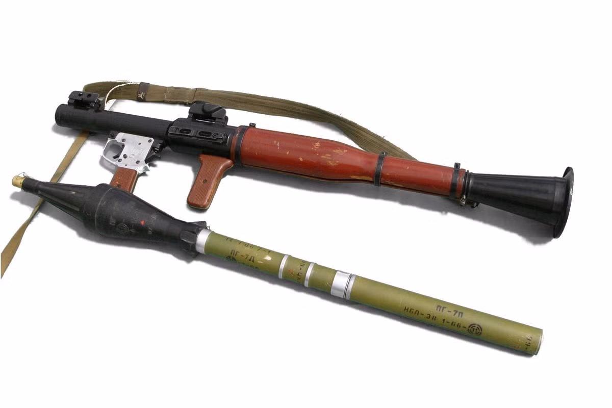Loại đạn tiếp theo của PRG-7 là PG-7VS, có khả năng xuyên thép tới 400 mm, nhưng cỡ đạn quay trở lại là 80 mm. Vào cuối những năm 1970, đạn PG-7VL "Luch" với đầu đạn cỡ 93 mm được đưa vào sử dụng, nó có thể xuyên được 500 mm giáp. Ảnh: Súng và đạn của khẩu RPG-7 - Nguồn: Wikipedia