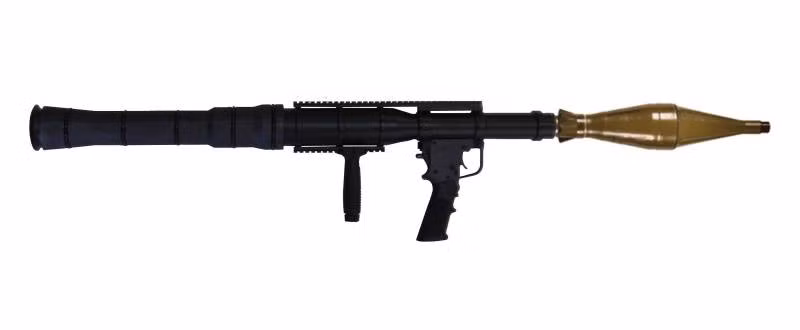 Từ năm 2009 công ty Airtronic của Mỹ đã sản xuất RPG-7 với những sửa đổi nhỏ bên ngoài để phù hợp hơn với người sử dụng. PRG-7 của Airtronic sử dụng rộng rãi vật liệu nhựa; các ray Picatinny được bố trí cả phía trên và dưới ống phóng; hình dáng tay cầm cũng thay đổi và tay cầm phụ thậm chí còn có thể dễ dàng tháo lắp, nhờ ray Picatinny. Ảnh: Khẩu RPG-7 do công ty Airtronic USA sản xuất. Nguồn: Airtronic-usa