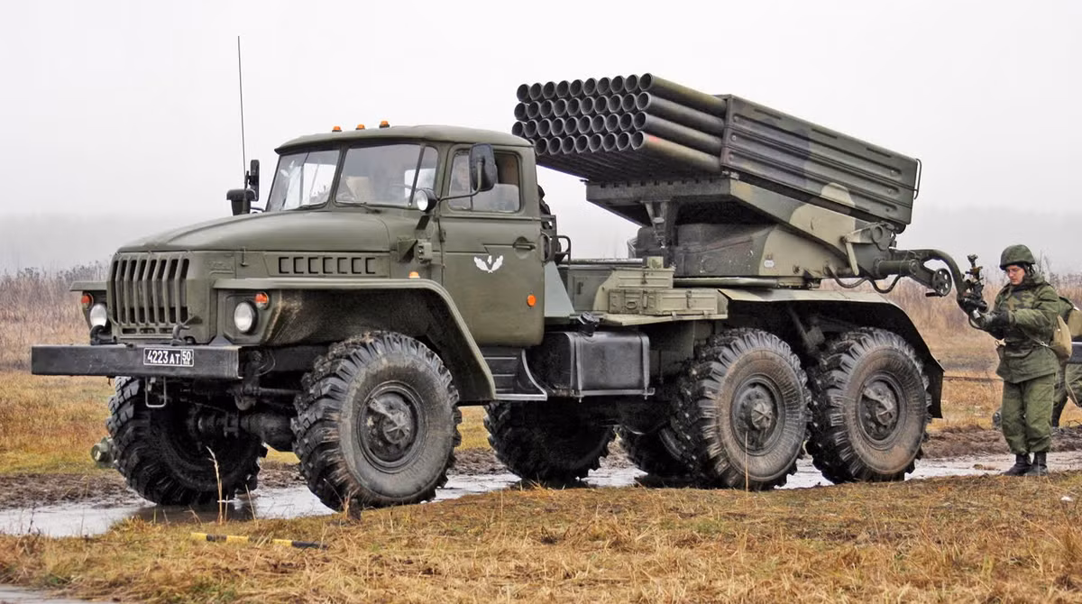 Pháo phản lực BM-21 được Liên Xô phát triển và đưa vào biên chế năm 1963, tức là đã gần 60 năm, nhưng hiện nay nó vẫn có trong biên chế của quân đội khoảng 40 quốc gia; còn nữa, BM-21 là loại PPL được sản xuất sao chép (có phép và không phép), hoặc được nâng cấp, cải tiến bởi rất nhiều quốc gia khác. Ảnh: PPL BM-21 Grad - Nguồn: Wikipedia.