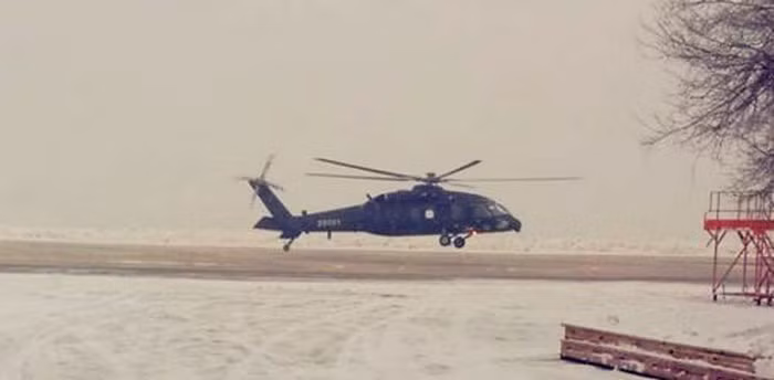 Chương trình phát triển máy bay trực thăng mới được gọi là CMH; sau dự án được đổi tên thành Z-20. Mẫu máy bay S-70C-2 chính là nguyên mẫu để sao chép và phát triển các phiên bản Z-20 khác nhau. Ảnh: Trực thăng Z-20 của Trung Quốc bay thử lần đầu tiên.