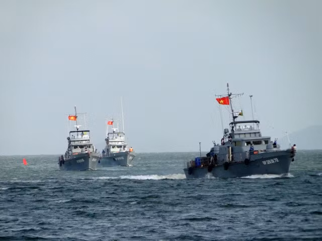 Được biết, trong giai đoạn 1998 - 2000, Việt Nam đã nhập khẩu 5 tàu tuần tra loại này từ Ukraine, các tàu được biên chế về cho hải đoàn 28 bộ đội biên phòng bảo vệ vùng biển tây nam và Vịnh Thái Lan. Ảnh: Biên đội tàu tuần tra đề án 1400M của hải đoàn 28.
