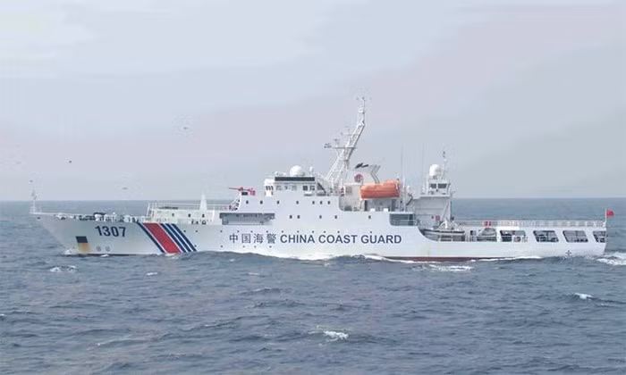 Theo Kyodo News của Nhật Bản cho biết, vào ngày 3/8, các tàu Hải cảnh Trung Quốc đã không còn hiện diện gần quần đảo Senkaku/Điếu Ngư của Nhật Bản trên biển Hoa Đông sau 111 ngày liên tục di chuyển tại khu vực này. Nguyên nhân có thể là do nhóm tàu này kết thúc chuyến hải hành của mình để tránh cơn bão Hagupit. Ảnh: Tàu Hải cảnh Trung Quốc hoạt động trên biển Hoa Đông.