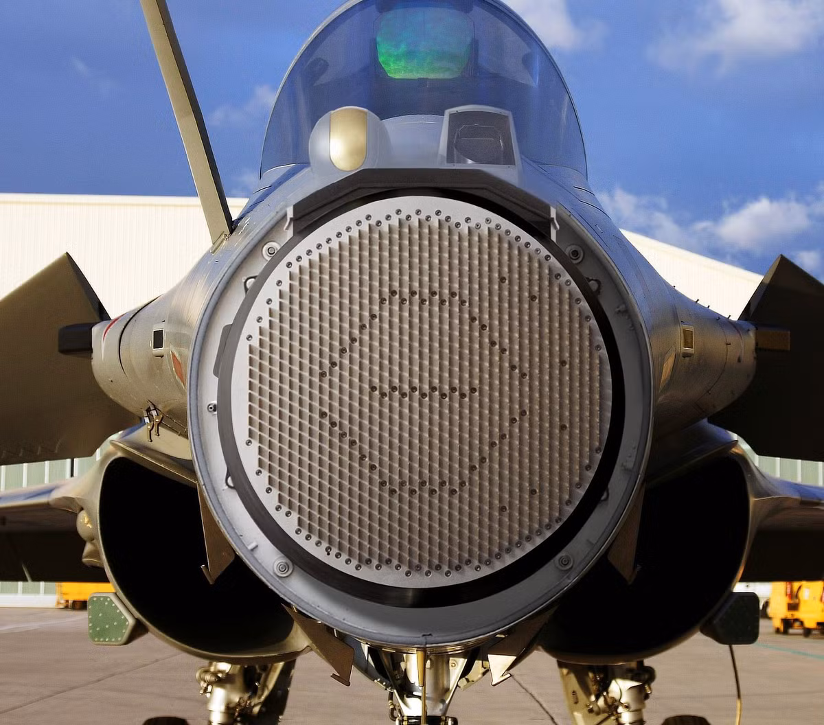 Với radar RBE2, phi công của Rafale có thể phát hiện theo dõi và tấn công đa mục tiêu ở khoảng cách đến 150 km. Còn tên lửa không đối không phóng ngoài tầm nhìn MICA, cự ly tiêu diệt mục tiêu lên đến 120 km. Với sự kết hợp giữa radar RBE2 và tên lửa MICA, cho Rafale khả năng chiếm ưu thế trên không vượt trội so với các loại máy bay chiến đấu của Pakistan và Trung Quốc. Ảnh: Radar RBE2 trang bị trên máy bay chiến đấu Rafale - Nguồn: Dassault Aviation.