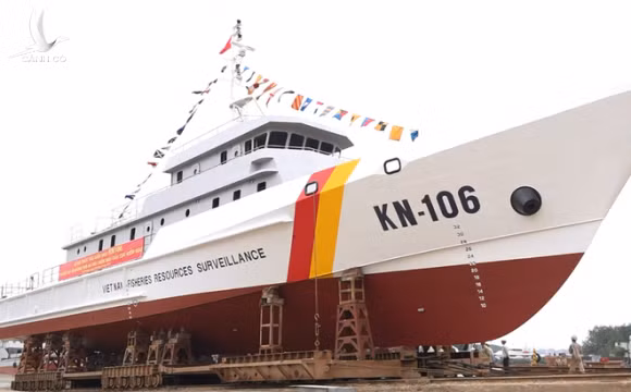 Dù vậy, Kiểm ngư Việt Nam cũng chỉ mới được thành lập từ năm 2013, vẫn còn là một lực lượng non trẻ, cán bộ chiến sĩ dù đã có một số kinh nghiệm thực tiễn nhưng vẫn cần sự giúp đỡ đến từ một đơn vị vốn có nhiều khả năng cũng như các phương tiện hiệu quả, nhằm nâng cao hơn nữa năng lực thực thi pháp luật trên biển của mình. Ảnh: Lễ hạ thủy tàu tuần tra KN-3600 của Kiểm ngư Việt Nam. Video Việt Nam tiếp nhận tàu kiểm ngư hiện đại từ Nhật Bản - Nguồn: VTC14