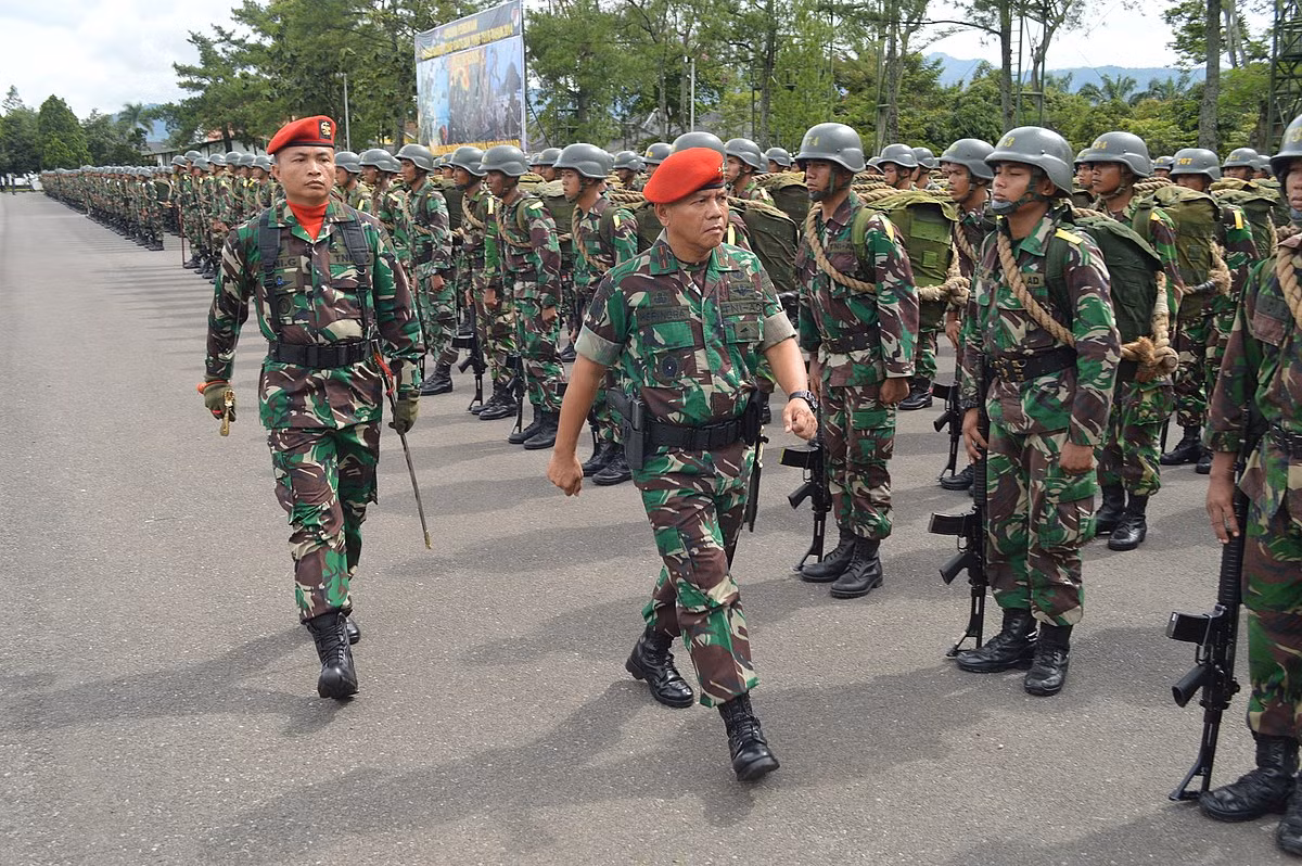 Và cuối cùng phải kể đến đó chính là quân đội Indonesia - một trong những quân đội có sức mạnh hàng đầu ASEAN hiện nay. Lục quân Indonesia sử dụng đại trà mẫu quân phục ngụy trang họa tiết DPM khá đặc trưng, khá tương tự với DPM của Philippine và Campuchia. Ảnh: Binh sĩ Indonesia với quân phục dã chiến họa tiết DPM