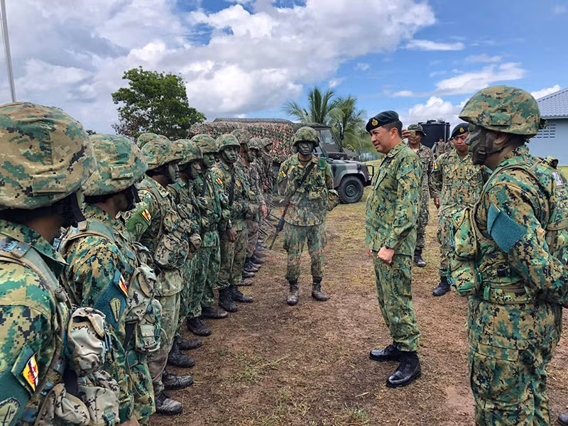 Dù vậy, khác với Digital kiểu Malaysia, Digital của Brunei bố trí các mảng ngụy trang theo trục dọc có phần kém hiệu quả hơn so với kiểu bố trí theo trục ngang giúp phá vỡ hình dáng khi nhìn từ xa. Ảnh: Binh sĩ Brunei với quân phục ngụy trang.