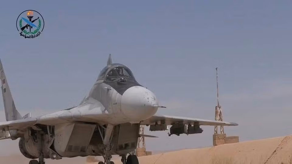 Nhưng rất may là quân đội Syria được Nga liên tục viện trợ, nếu về số lượng máy bay, sẽ có thể nhanh chóng được sang bằng giữa Syria và Thổ Nhĩ Kỳ. Có lẽ quyết định của sự thành bại phụ thuộc vào chất lượng phi công của cả hai bên và sự hỗ trợ trinh sát, tình báo mặt đất và trên không. Ảnh: Tiêm kích MiG-29 của Syria - Nguồn: BQP Syria.