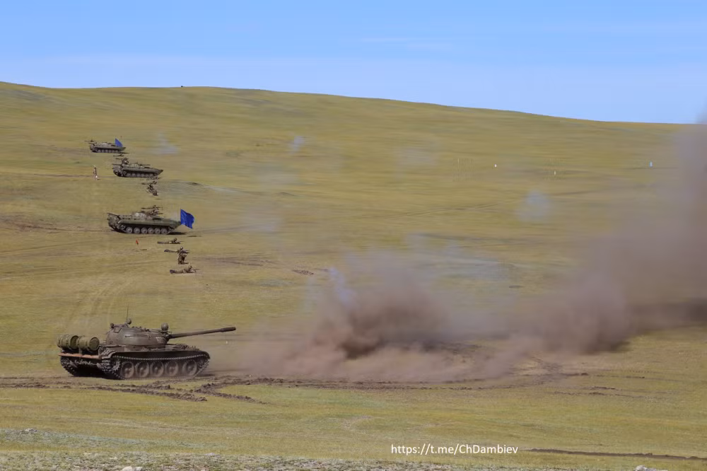 Một xe tăng T-55 khai hỏa. Ảnh: dambiev
