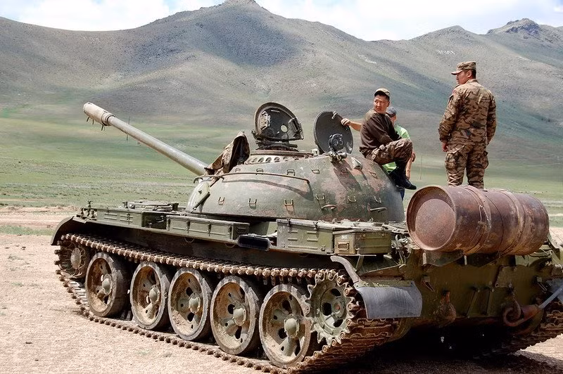 Cận cảnh một xe tăng T-55 của lữ đoàn 186. Lưu ý, chiếc xe không được trang bị đại liên phòng không 12,7mm trên nóc tháp pháo. Thực ra đây là cấu hình tiêu chuẩn của tăng T-55 ban đầu do Liên Xô sản xuất.