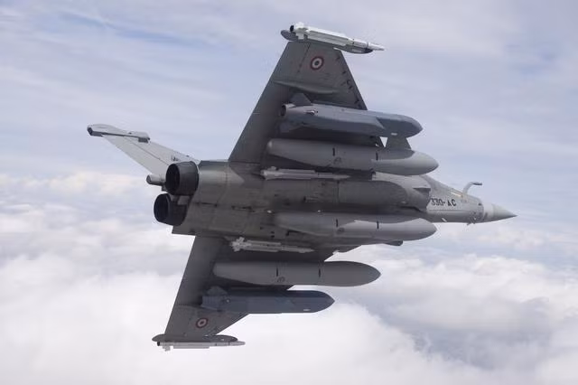 Rafale là máy bay chiến đấu đa năng, thế hệ 4++, cánh tam giác, có tính cơ động cao; được phát triển bởi Công ty quốc phòng Dassault của Pháp. Rafale được đánh giá là máy bay chiến đấu "cơ động nhất" trên thế giới; có khả năng tiến công các mục tiêu trên không, mặt đất và trên biển rất mạnh. Ảnh: Máy bay chiến đấu Rafale.