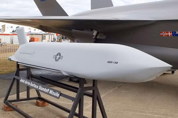 Tên lửa AGM-158C ban đầu được cho là vũ khí chống hạm chuyển tiếp, vì loại tên lửa chống hạm chủ lực của hải quân Mỹ là Harpoon bị nghi ngờ về khả năng trong chiến tranh hiện đại; do vậy chương trình nâng cấp tên lửa chống hạm Harpoon tạm thời bị đình chỉ, để tập trung nguồn lực phát triển AGM-158C.