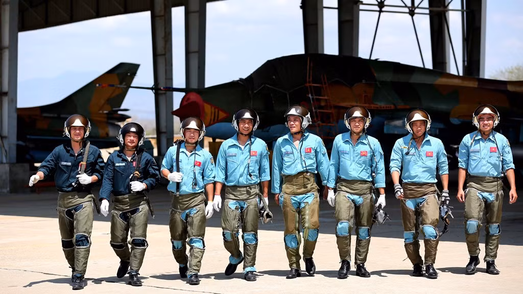 Những người có gan bàn chân dày (biểu hiện của người phản ứng chậm chạp); thuận tay trái (vì buồng lái máy bay đều bố trí những nút bấm quan trọng dành cho người thuận tay phải); những người chân vòng kiềng hoặc ngắn dưới 75cm (khó sử dụng những bộ phận dùng chân trên máy bay); những người có chiều cao khi ngồi lớn hơn 93cm (vì sẽ chạm mui ca bin); những người có giọng nói không rõ ràng, mạch lạc (vì sẽ khó khăn trong liên lạc vô tuyến)… sẽ phải ngậm ngùi dừng bước.