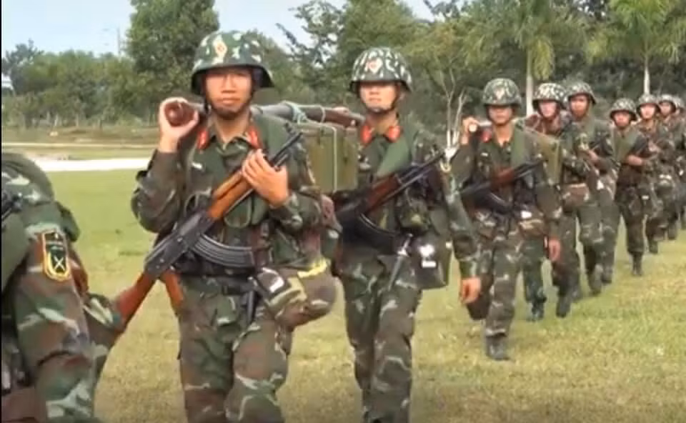 Quân phục K-19 có kiểu dáng thiết kế hiện đại, tạo tính thoải mái cho người lính khi hoạt động, cùng với việc may ôm cơ thể, có nhiều kích cỡ phù hợp, vừa vặn, tránh rộng quá kích cỡ tạo sự luộm thuộm, tạo tính thẩm mỹ cao, nâng cao tác phong của người lính. Đây là một điểm cải tiến cực kỳ đáng chú ý so với quân phục K-07 cũ dù cho ít được quan tâm tới. Ảnh: Chiến sĩ hành quân với quân phục K-19 mới.