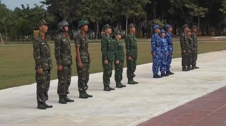Quân phục nguỵ trang K-19 sử dụng kiểu hoạ tiết ERDL cải tiến thu nhỏ từ các mảng nguỵ trang cỡ lớn kiểu Woodland trên quân phục K-07. Phổ biến nhất là K-19 Lục quân với mảng màu xanh đậm chủ yếu, kết hợp cùng hoạ tiết xanh nhạt, tím than và nâu đỏ một cách hài hoà, tạo tính nguỵ trang cao và hiệu quả. Ảnh: Khối chiến sĩ với quân phục K-19 kiểu mới (từ trái qua phải) bao gồm: Lục quân, Biên phòng, Cảnh sát biển và Đặc công.
