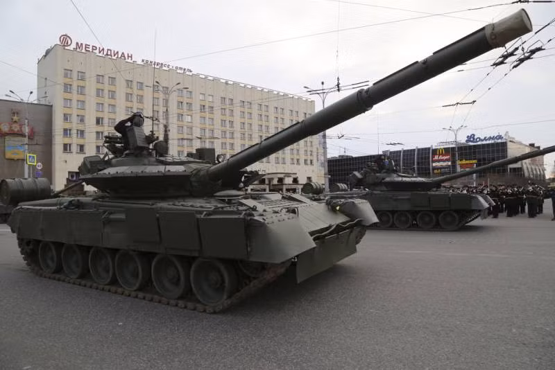 Theo Bộ Quốc phòng Nga, những chiếc tăng T-80BVM đầu tiên đã biên chế vào tiểu đoàn xe tăng số 60 thuộc Lữ đoàn bộ binh cơ giới số 200 Omsb của lực lượng phòng thủ bờ biển, thuộc Hạm đội phương Bắc (vùng Murmansk). Ảnh: Ảnh: Xe tăng T-80BVM - Nguồn: topwar.ru