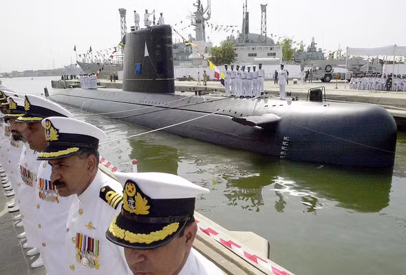 Về quy mô, Hải quân Pakistan chỉ có một lực lượng tàu ngầm khá ít ỏi. Ngoài các tàu ngầm mini, họ chỉ có một số tàu ngầm chạy bằng năng lượng thông thường do Pháp thiết kế từ những năm 1970, đến nay đã lạc hậu. Ảnh: Tàu ngầm Agosta do Pháp thiết kế của hải quân Pakistan.