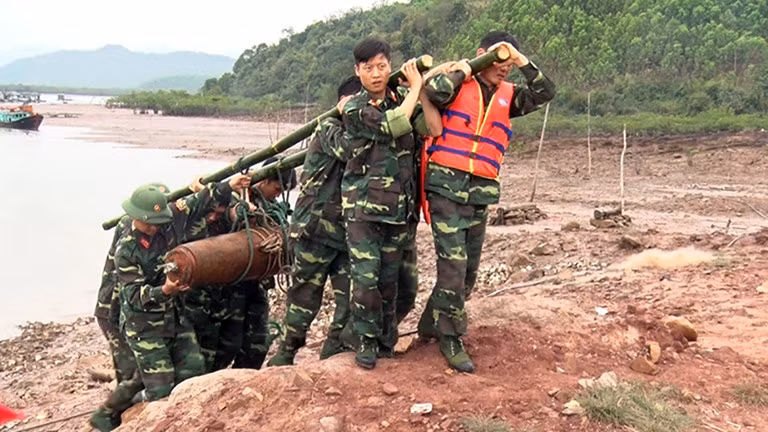 Được biết đây cũng không phải lần đầu tiên Việt Nam trục vớt được bom Mk-82 chưa nổ còn xót lại từ chiến tranh. Ảnh: Một quả bom Mk-82 khác được phát hiện tại khu vực Quảng Ninh trong quá trình thi công cao tốc Vân Đồn - Móng Cái hồi năm 2018.