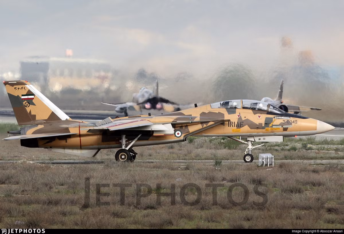 Khi Mỹ cho loại biên số F-14, thì CEO của tập đoàn Northrop Grumman (nhà sản xuất F-14) cũng bắt đầu nói về ý tưởng bán linh kiện loại máy bay này; lúc này Iran mừng thầm vì có thể mua được phụ tùng của loại máy bay này, ít nhất là trên thị trường chợ đen hoặc thông qua một nước thứ 3. Ảnh: Máy bay chiến đấu F-14 của Iran - Nguồn: Wikipedia.