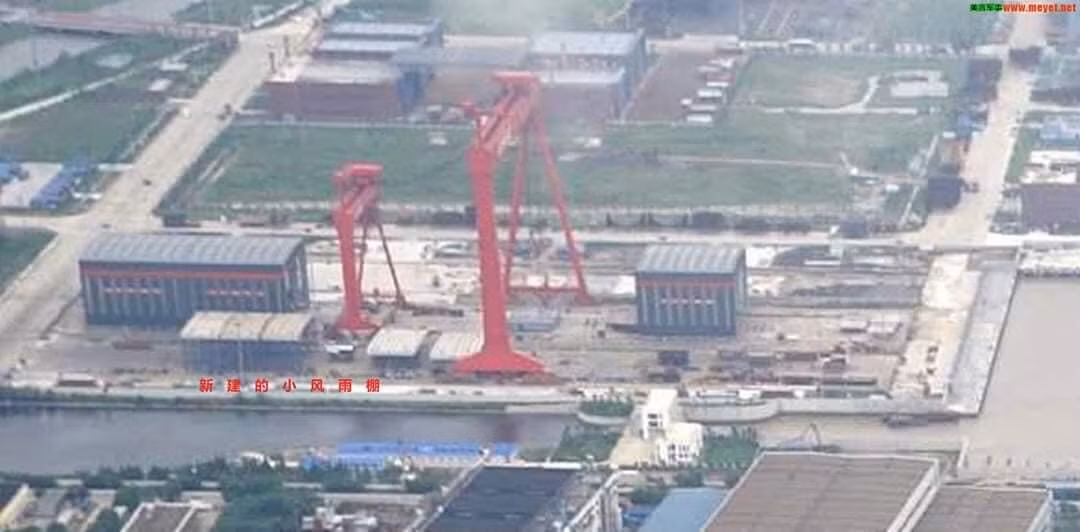 Đúng như những dự đoán ban đầu, con tàu đã không thể di chuyển được quá xa tuy nhiên do Thượng Hải bị mây mù dày đặc bao phủ trong suốt nhiều tuần liền, những hình ảnh vệ tinh đã không thể xác nhận chính xác vị trí của Type 003. Ảnh: Một góc xưởng đóng tàu Giang Nam nhìn từ trên cao nơi Type 003 vừa được tìm thấy có một góc riêng biệt.