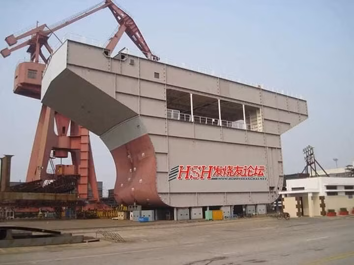 Tàu hiện đang được đóng tại nhà máy đóng tàu ở Giang Nam, Thượng Hải. Các moldun của Type 003 đã hoàn thành và đang được lắp ráp vào với nhau, tương lai không xa thân tàu sẽ lộ diện một cách hoàn chỉnh. Ảnh: Một trong những khối modulee khổng lồ đầu tiên của tàu sân bay Type 003.