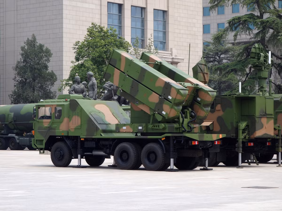Phòng không dã chiến của Lục quân Trung Quốc đã sử dụng nhiều cỡ nòng như 20, 35, 37, 57 mm, và cỡ nòng 25 mm bổ sung là loại mới nhất, nhưng liệu nó có thay thế được các cỡ nòng trên hay không, thì phải chờ thực tiễn chiến trường trả lời; tuy nhiên, thời đại tên lửa phòng không trở thành chủ lực trong tác chiến phòng không dã chiến cũng đang đến gần. Ảnh: Tên lửa phòng không lục quân HQ-6A của Trung Quốc - Nguồn: Wikipedia.