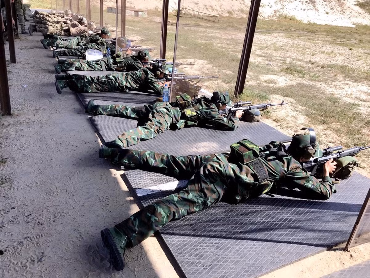 Về súng bắn tỉa, các chiến sĩ ta lâu nay đã huấn luyện sử dụng súng SVD vô cùng thành thục, nhuần nhuyễn từ trong nước. Do đó, ta không hề có bất cứ một e ngại gì về việc xạ thủ Việt Nam bỡ ngỡ khi tiếp nhận khí tài. SVD cũng là súng bắn tỉa chủ lực trong biên chế quân đội ta hiện nay bên cạnh Galatz của Israel. Ảnh: Xạ thủ Việt Nam tác xạ với súng bắn tỉa SVD - Nguồn: QĐND.