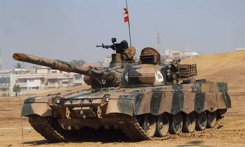 Trong thời gian qua, mối quan hệ Pakistan-Trung Quốc càng mở rộng trên tất cả các lĩnh vực. Trung Quốc muốn một đồng minh trong khu vực giúp cân bằng chống lại đối thủ trong khu vực là Ấn Độ, vốn bị kẹp giữa hai nước. Ảnh: Xe tăng Al-Khalid - Nguồn: Pinterest