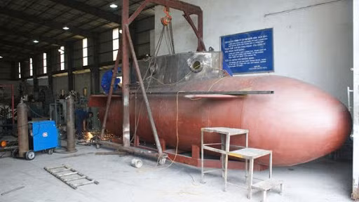 Mặc dù vậy, việc sở hữu và vận hành tàu ngầm mini có thể xem là một điều vô cùng quan trọng trong phương thức tác chiến phi đối xứng trên biển hiện nay của Việt Nam. Tàu ngầm mini có khả năng hoạt động bí mật, ít phụ thuộc vào điều kiện thời tiết, dễ tạo bất ngờ trước đối phương, có thể đạt hiệu quả chiến đấu cao khi tấn công vào các mục tiêu của đối phương trên biển. Với những ưu điểm đó, đồng thời cùng những kinh nghiệm tích lũy trong quá trình vận hành tàu ngầm mini Yugo và khoa học kỹ thuật phát triển, Việt Nam hiện nay đang phát triển đề tài chế tạo tàu ngầm mini cho riêng mình. Ảnh: Tàu ngầm mini do kỹ sư Việt Nam chế tạo