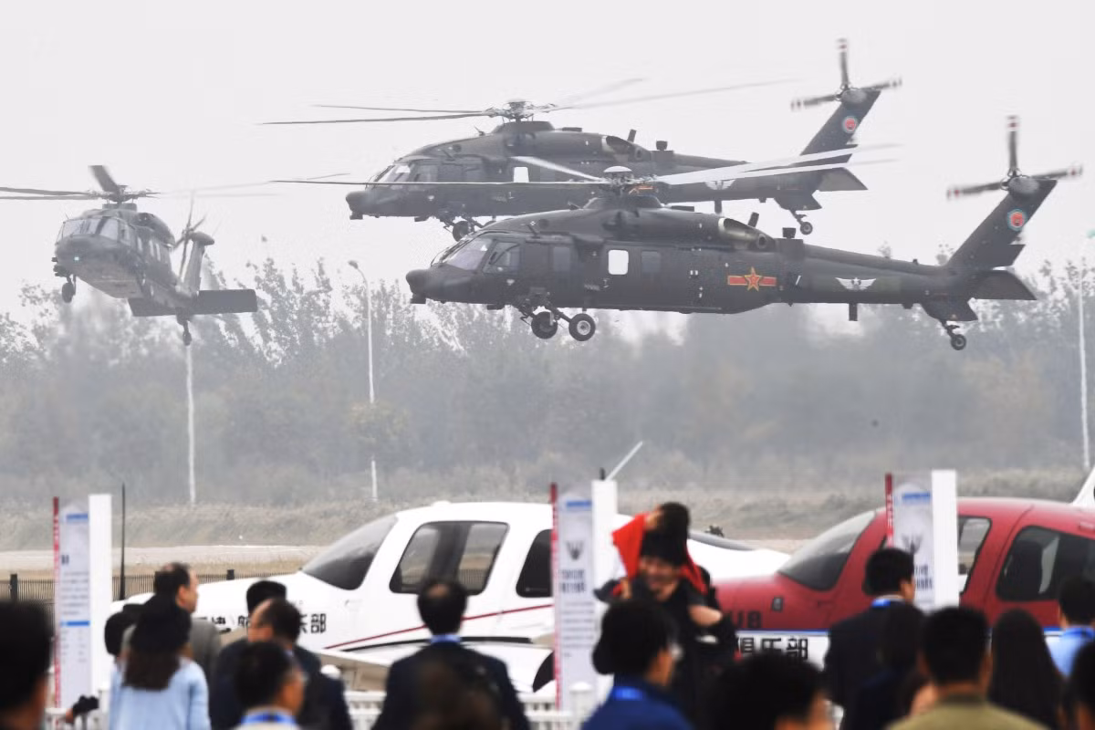 Với kích thước “hoàn hảo”, Z-20F không chi để trang bị trên các tàu khu trục Type 055, mà có thể sử dụng cho các loại tàu chiến đấu khác, chắc chắn có tàu sân bay tương lai và tàu tấn công đổ bộ đa năng thế hệ mới Type 075. Ảnh: Trực thăng Z-20F - Nguồn: Sina.