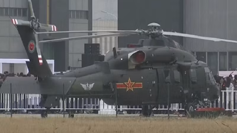 Trực thăng Z-20 có thể chở tới 15 binh lính, khả năng mang tải 5 tấn, có thể vận chuyển nhiều loại hàng hoá khác nhau, và được trang bị súng máy hàng không, tên lửa chống tăng có điều khiển, tên lửa không đối không, rốc-két thông thường. Tháp truyền hình và thiết bị hồng ngoại quan sát phía trước được lắp ở mũi máy bay. Ảnh: Trực thăng Z-20F - Nguồn: Sina.
