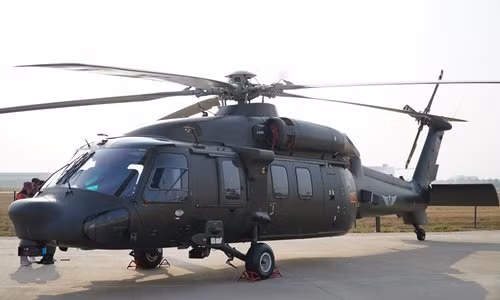 Trang Sina News bình luận: Trực thăng hải quân Z-20F được thiết kế và trang bị cho hàng loạt các nhiệm vụ trên biển. Bao gồm tác chiến chống ngầm, chống tàu mặt nước, tìm kiếm cứu nạn, chi viện hỏa lực hải quân, tình báo, trinh sát và giám sát mặt biển, trạm trung chuyển thông tin liên lạc; vận chuyển binh lính và vũ khí trang bị… Ảnh: Trực thăng Z-20F - Nguồn: Sina.