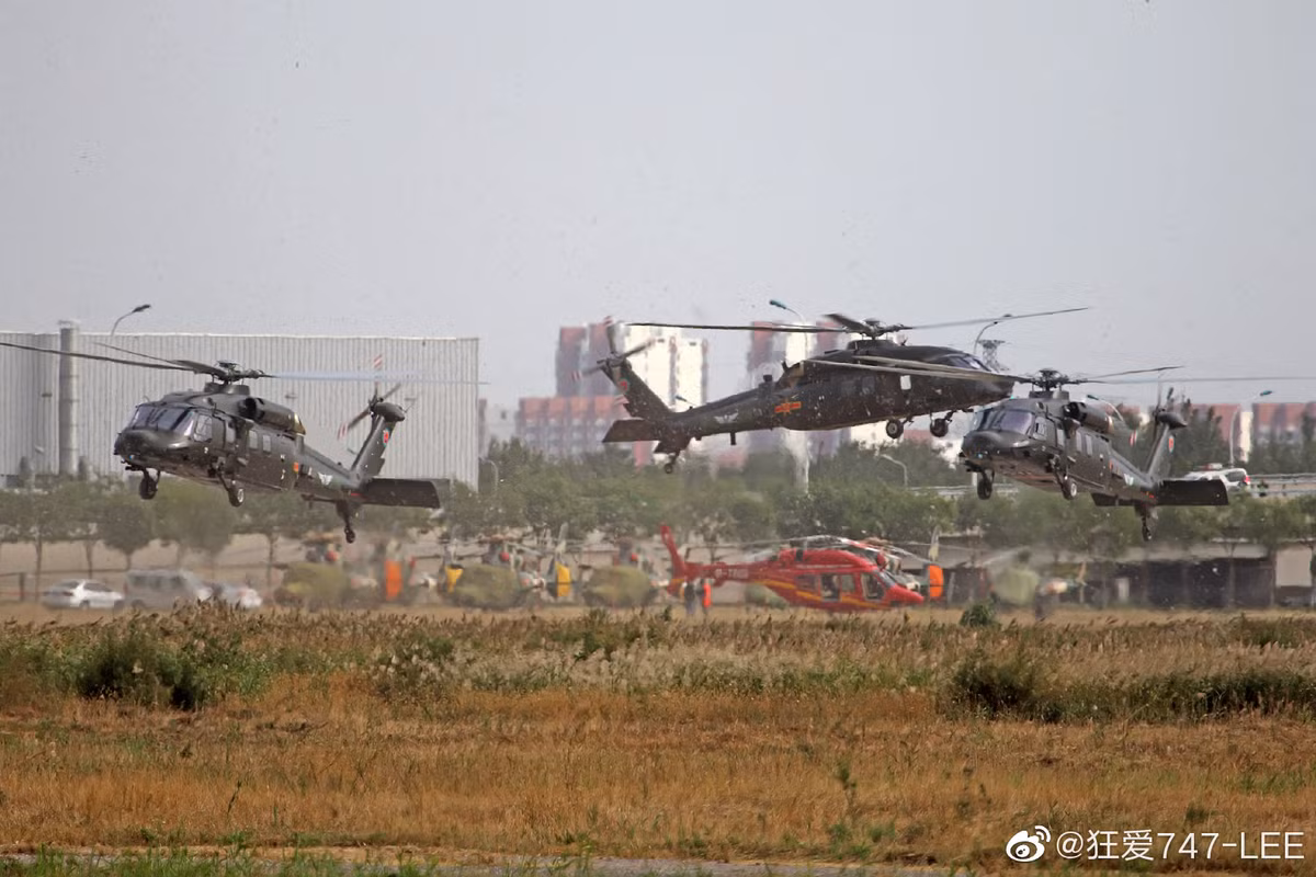 Truyền thông Trung Quốc khẳng định, phần khung thân của Z-20 có nét tương đồng với Black Hawk, vì đây là kiểu dáng cung cấp hiệu năng khí động học cao nhất và cũng gọn gàng nhất. Trong tương lai, nhiều khả năng Trung Quốc sẽ còn phát triển tiếp những phiên bản mới giống như Z-20F. Ảnh: Trực thăng Z-20F - Nguồn: Sina.