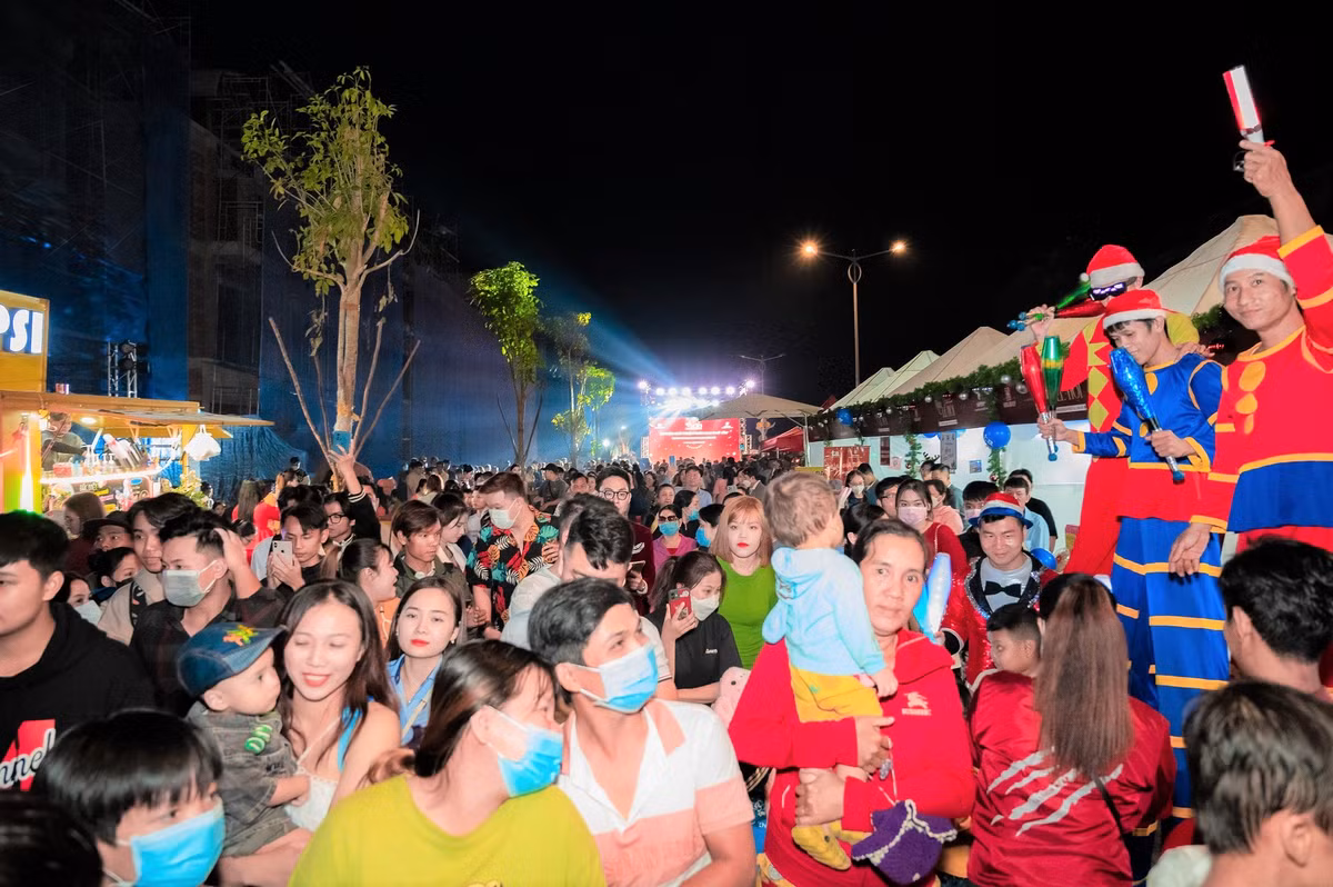 Cuong nhiet trong dai nhac hoi Giang sinh tren tuyen pho Imperia Grand Plaza Duc Hoa