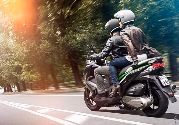 Kawasaki lộ diện hai phiên bản xe tay ga siêu mạnh - Hình 2 Kawasaki lo dien hai phien ban xe tay ga sieu manh-Hinh-2