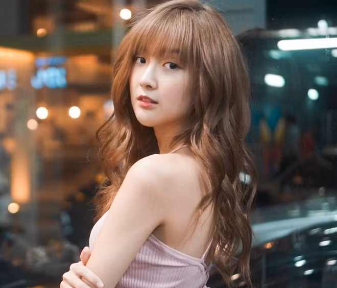 Hot girl xứ chùa Vàng còn nổi tiếng trên mạng khi chuyên cover các ca khúc của nghệ sĩ nổi tiếng.