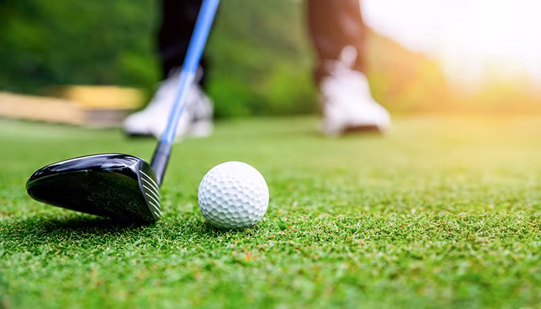 Golf ra đời vào khoảng thế kỷ thứ 15 tại Scotland. Lúc này, golf là môn thể thao khá phổ biến, nó dành cho tất cả mọi người. Những người Scotland nghèo chơi golf trên các bãi đất công cộng. Khi đó, golf là trò tiêu khiển còn khá lộn xộn.