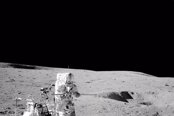 Phi hành gia Alan Shepard là người đầu tiên trong lịch sử chơi golf trên Mặt Trăng. (Ảnh: NASA) 